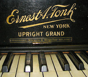 The decal of a Tonk piano